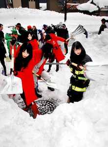 「仮面女子」も東京から除雪参戦
