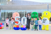 リニューアル恐竜博物館、来館50万人突破　福井県勝山市、記念セレモニーで祝う