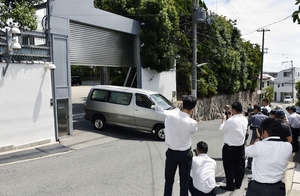 On August 20, Yamaguchi-gumi headquarters where the car enters and goes out = Kobe City