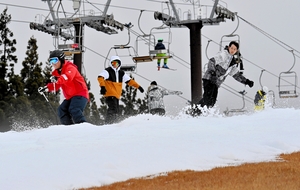 人工雪を積もらせたゲレンデで、初滑りを楽しむスキーヤーら＝１２月１６日、福井県勝山市のスキージャム勝山