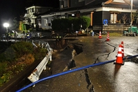 福井市の市道が20メートル崩落、被害拡大の恐れも　付近一帯では下水道管路の新設工事中