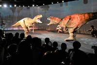 実物大のリアル恐竜の迫力にくぎ付け　「DINO－A－LIVE」ショー、福井県立恐竜博物館で開幕　8月20日まで