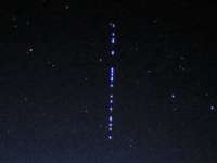 まるで走る銀河鉄道…福井県で撮影された一直線に連なる光　複数の目撃情報、その正体は？