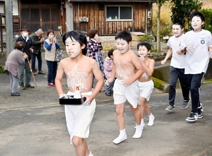 地蔵に変装して区内を走る児童ら＝12月12日、福井県敦賀市赤崎