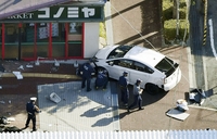 89歳運転の車が3人はねスーパーの壁に突っ込む、1人死亡　大阪府大阪狭山市、府警が容疑で男逮捕