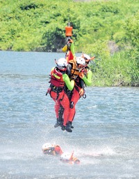 アユ釣り解禁間近、水難救助の手順を確認　九頭竜川で永平寺町消防と県防災航空隊　