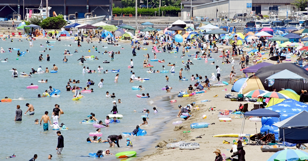 猛暑の4連休初日、海水浴場に人波　福井県高浜町には関西圏から多く