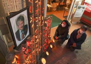 　中村哲さんの追悼行事で飾られた遺影と明かりがともされた竹のオブジェ＝４日午後、福岡県大牟田市