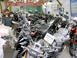 新型コロナウイルスなどの影響で人気が高まっているバイク。来店者の年齢層は幅広いという＝８月１２日、福井県福井市乾徳１丁目の「バイクハウス　赤い３輪車」