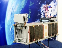 福井県の企業が製造を手掛けた超小型人工衛星「ジーサテライト」のレプリカ