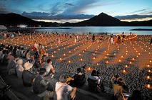最後の「漁火想」高浜に幻想の光　キャンドル３千…