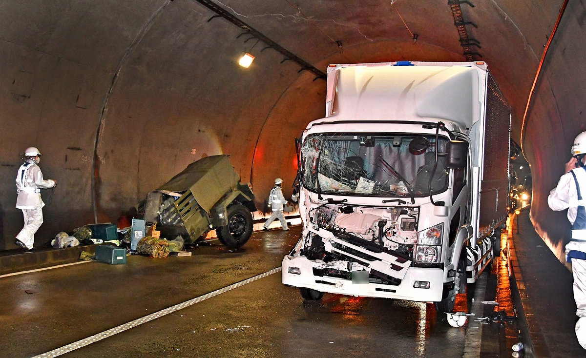 陸上自衛隊トラックと対向トラックが衝突　福井県敦賀市の国道8号小河トンネル内