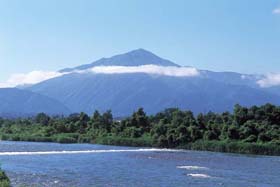 大野富士とも呼ばれ、日本百名山にも選ばれた名峰