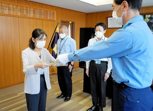 黒田裕二署長（右）から感謝状を受け取る杉本和歌子さん＝6月30日、福井県警福井署