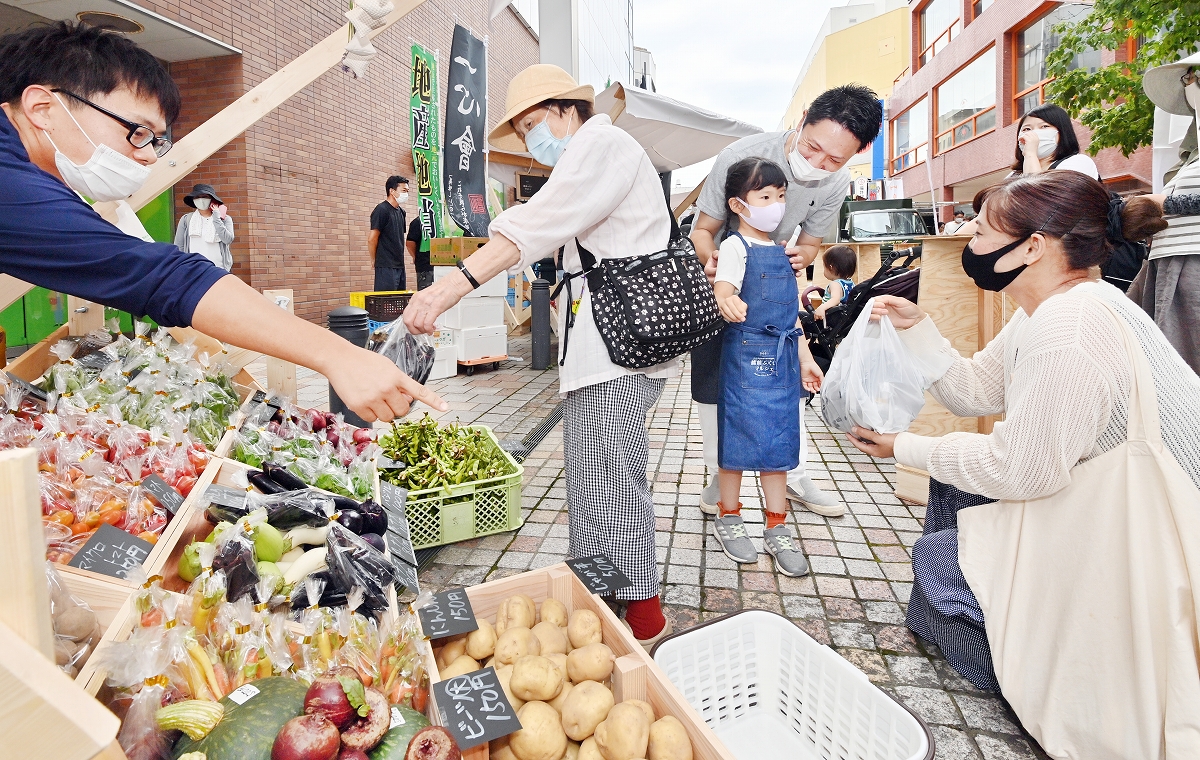 スイカやナスなど夏野菜ずらり、コロナ下でも旬の食材を　福井市の西武福井店周辺で「マルシェ」