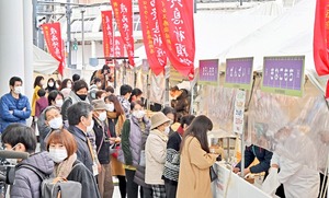 餅を買い求める来場者でにぎわう販売ブース＝１２月５日、福井県福井市のハピテラス