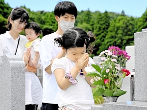 福井県内の墓地、家族連れ…