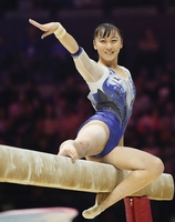 女子平均台決勝　銅メダルを獲得した宮田笙子の演技＝リバプール