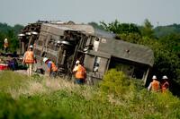 米で列車脱線、３人が死亡