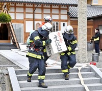 美浜の久音寺で文化財火災防御訓練