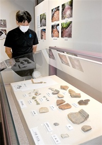 石山城（おおい）戦と生活の拠点　郷土史料館で発掘成果展　写真や陶磁器類５０点展示