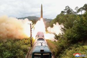 　１５日、北朝鮮中部で、鉄道車両から発射されるミサイル（朝鮮中央通信＝共同）