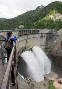 日本一の黒部ダムで観光放水