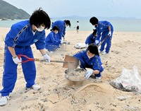 地元が誇る水晶浜海水浴場、美浜中学校の生徒が清掃奉仕