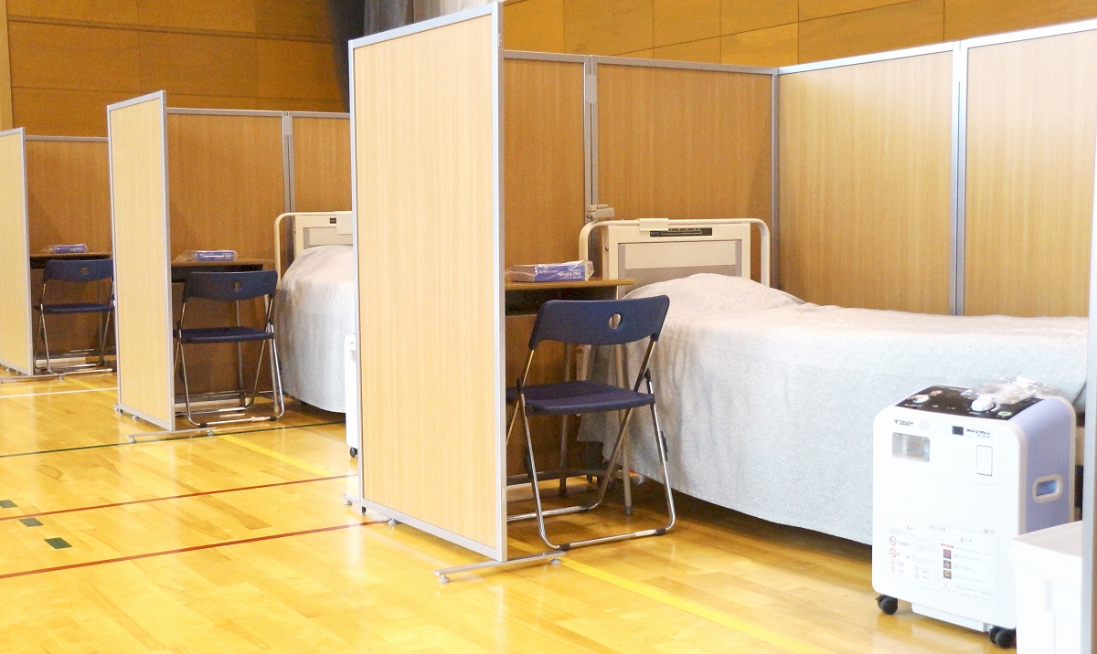 福井県の“野戦病院”、体育館に個室風の空間　まずはベッド20床設置、酸素濃縮装置も配備　新型コロナウイルス
