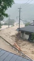 球磨川の氾濫で大量の泥水が流れ込む住宅地＝７月４日午前６時５０分ごろ、熊本県芦北町（住民提供）