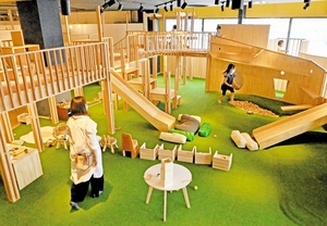 アスレチックや木のおもちゃで遊ぶことができる「ＭＯＫＵｉＫＵ」エリア＝６月１３日、福井県福井市のパリオシティ