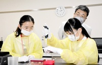 高校生が大学の医学研究を体験…福井大学で催し、コロナ題材に講義や実験
