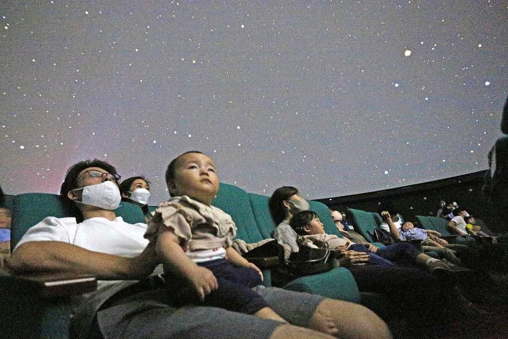 赤ちゃんも一緒に満天の星空を　福井市のプラネタリウムで特別投映会、親子60人満喫
