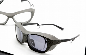 医療用眼鏡を改良して完成したスギモトデザインスタジオのサングラス。手前はインナーフレームを装着