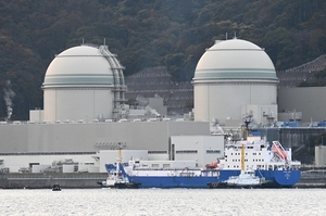 高浜原発に入港するMOX燃料を積んだ輸送船＝11月22日午前6時50分ごろ、福井県高浜町