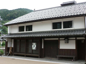 熊川宿に残る江戸時代の問屋を現代風に保存改修