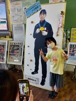 　鳥取県の米子市役所にお目見えしたボクシング女子フェザー級入江聖奈の等身大パネル＝４日午後
