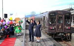 　くま川鉄道の出発式＝２８日午前、熊本県湯前町