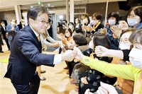 越前市「新時代へ」　市長選山田氏が初当選　激戦制し歓喜、決意