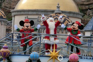 Tds サンタとミッキーが トナカイダンス ディズニー クリスマス グリーティング Oricon News 福井新聞online