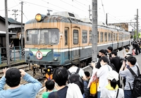現役引退の福井鉄道「200形」6年ぶり自走　北府駅で一般公開、鉄道ファン130人沸く