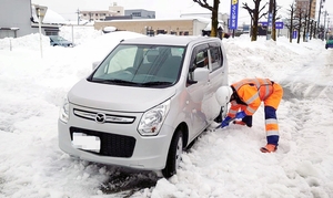 雪道のスタックへの備えは早めに＝２０２１年１月、福井県福井市内（ＪＡＦ福井支部提供）