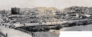 福井地震発生後、福井県庁から南西側を撮影した写真。左手前の御本城橋を渡った先の堀の護岸は崩落している（福井地方気象台提供）