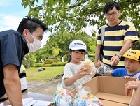 越前陶芸村で親子体験イベント開幕　お菓子まきや水遊び、8月14日まで