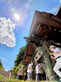 健康に夏を乗り切れ！高さ3mの茅の輪くぐり心身お清め　福井市の足羽神社