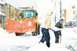 雪が降り続く中、雪かきをする地域住民＝２月６日、福井県福井市日之出３丁目