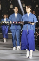 東京五輪・パラリンピックの表彰式でメダルを運ぶボランティアの衣装＝６月３日、東京・有明アリーナ（代表撮影）