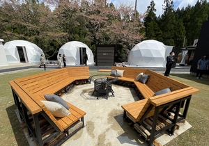 ドーム型テントが設置されたグランピングゾーン＝4月16日、福井県福井市市波町