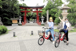 年間７０万人もの観光客が訪れる気比神宮にもサイクルポートがある＝福井県敦賀市
