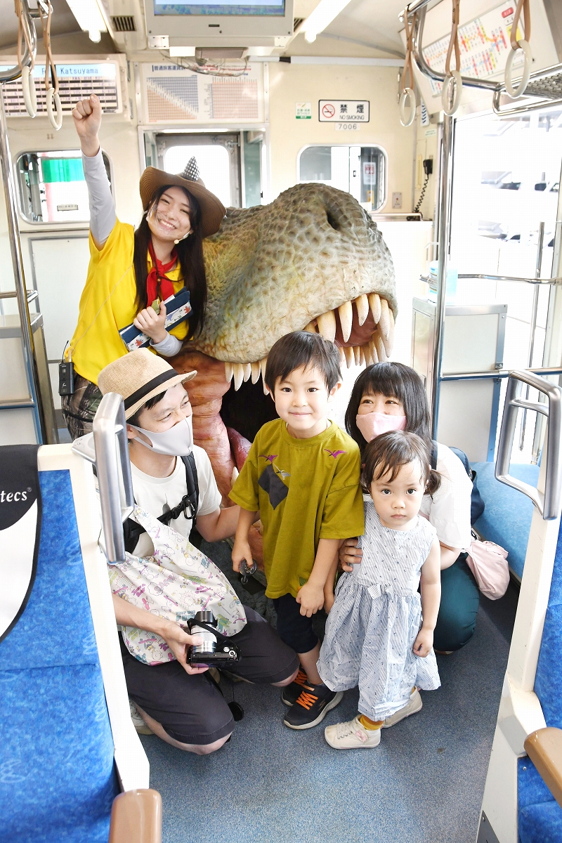 肉食系の車内えちぜん鉄道の恐竜電車、運行開始　福井県立恐竜博物館行きの観光特別便